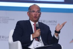 Controversias internacionales ponen en riesgo hasta 2,3 % del PBI peruano, advierte Luis Castilla